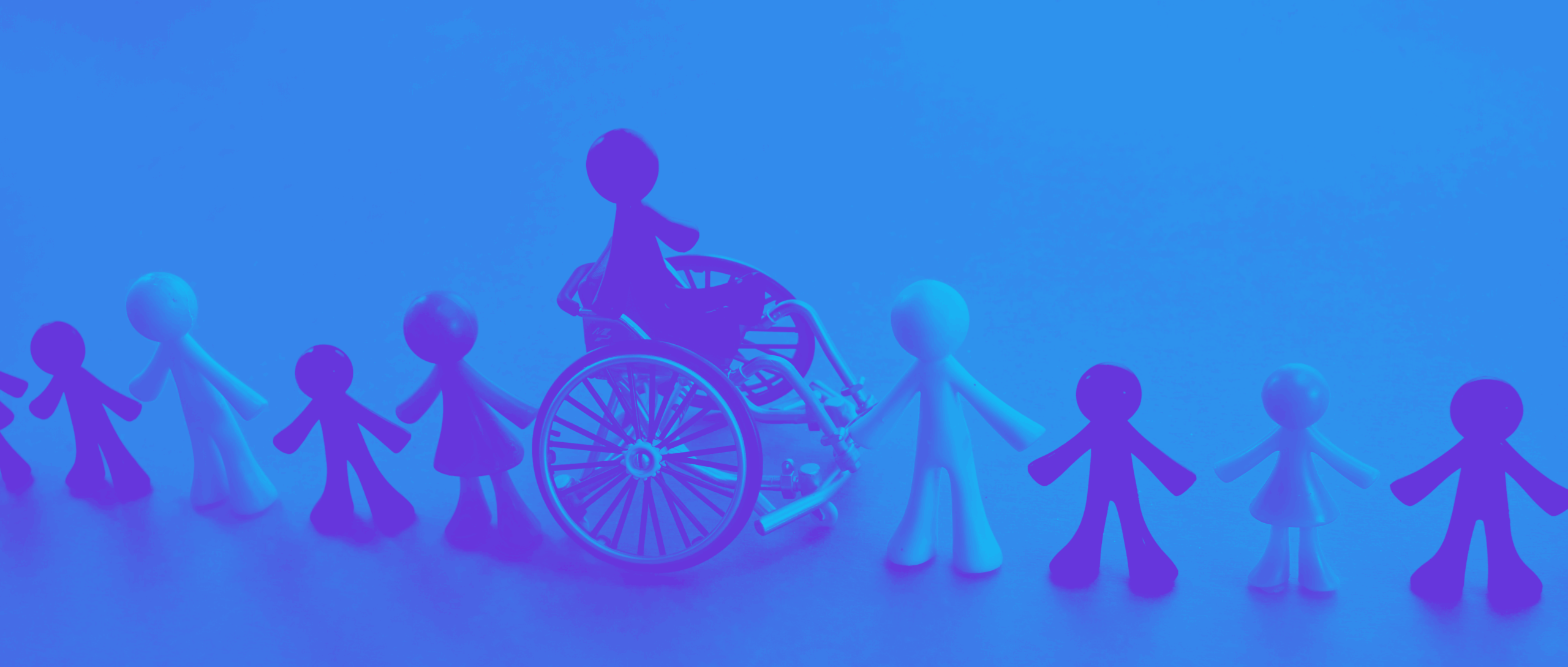 Symbolbild Inklusion: Menschenfiguren in einer Reihe, darunter eine Figur im Rollstuhl, die sich mit anderen Figuren an den Händen hält.